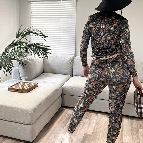 Two piece set - Picture 3 of 3